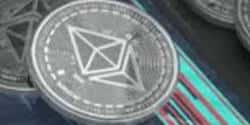 ETH稳坐“链上国债”，SOL狂飙“Meme工厂”：12万美元后，谁是加密新霸主？