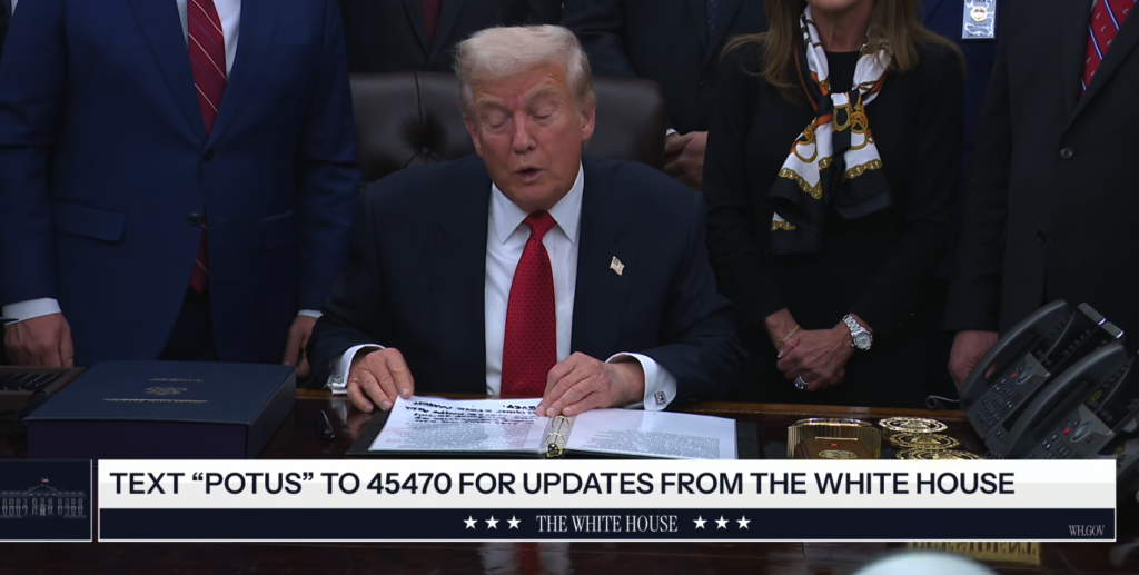 美国政府关门43天重启！川普深夜签法案：民主党与拜登致损失1.5万亿！