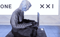 比特币史诗级突破:中本聪雕像登陆纽交所,华尔街集体投降!