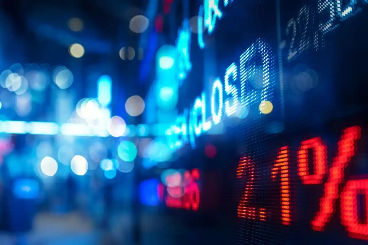 黄金暴涨突破4400美元！央行疯狂囤金背后：普通人现在入场会成接盘侠吗？