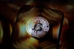 比特币波动率腰斩但极端单日波动反超2018，VaR模型或低估尾部风险