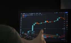 BTC急挫7.4万美元！关税风暴席卷，加密市场未来走向何方？