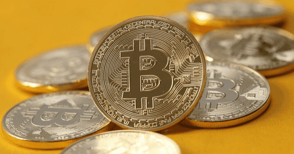 BTC暴跌10%破9万大关！牛市暂停，抄底还是逃命？今晚全币圈无眠！