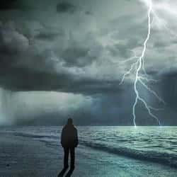 比特币暴跌至9万美元以下,18万人遭遇巨额爆仓!