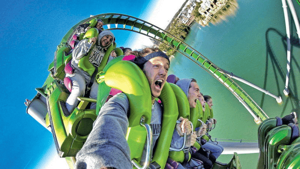 2025华尔街生存指南：关税风暴、AI狂潮与比特币过山车下的终极投资策略