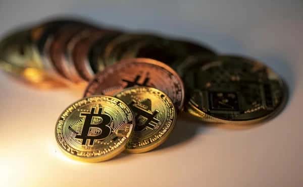 比特币7万关口告急!以太坊2000美元生死线今夜迎双重考验