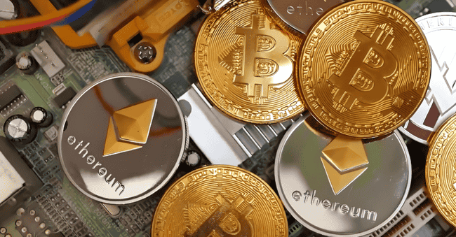 比特币以太坊决战74000美元：美联储政策与机构资金流向决定2026年3月关键变盘  多空决战74000美元关键位比特币当前在69300-71200美元区间震荡，74000美元成为牛熊分界线  以太坊同步承压于2100美元阻力位，2000美元为心理支撑关口美联储政策成最大变量3月CPI数据若高于预期将强化鹰派立场，可能引发加密市场新一轮抛售  芝加哥商品交易所数据显示6月降息概率已降至57.9%，高利率环境持续压制风险资产机构资金现分歧信号比特币ETF连续三周净流入19亿美元，但近期单日清算金额高达7.02亿美元  以太坊鲸鱼地址持仓量激增140%，显示长期资金仍在逢低布局技术面呈现典型变盘特征比特币4小时图RSI进入超买区域，CME期货存在88000-90000美元缺口待补  以太坊日线MACD出现顶背离，若失守2000美元可能触发算法交易连环抛售地缘政治与能源价格扰动中东局势缓和导致油价回落，间接缓解加密市场通胀压力  特朗普政府政策表态与美联储人事变动预期增加政策不确定性