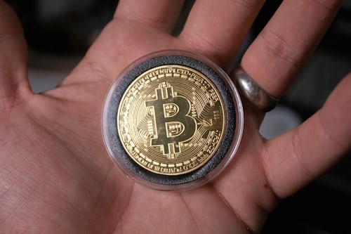 市场热议美联储降息，比特币与黄金齐创新高，科技巨头引领元宇宙新纪元