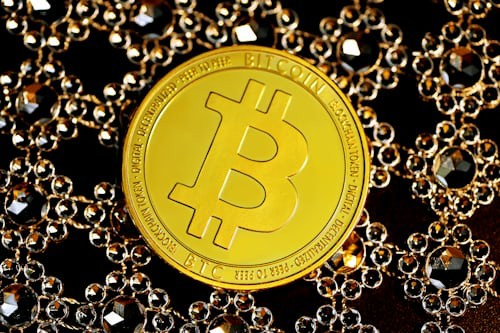 2025年9月美联储降息25基点预期升温：纳指、标普500与黄金齐创新高，比特币20万美元目标引热议