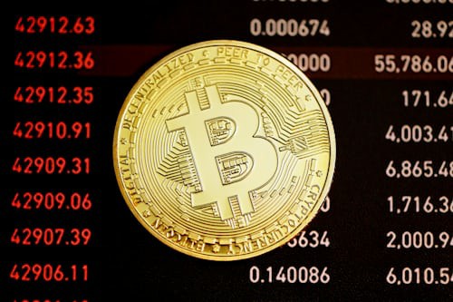 比特币短期回调与宏观博弈:CPI数据与ETF资金流成关键指引