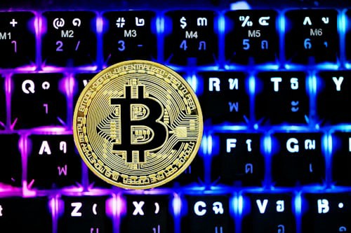 比特币持稳与Solana疲软:市场情绪与技术分析