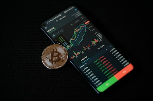 2025年2月24日暴跌后的机会:三大黑马币布局策略与牛市展望
