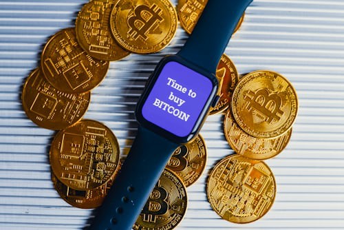 美联储政策松绑叠加特朗普换帅预期落空 比特币冲高9万后暴跌至8.7万 加密市场全线血洗深度解析