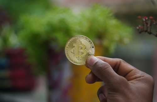 揭秘华尔街机构收割策略:比特币震荡背后的心理战与散户生存指南