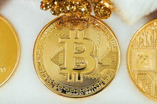 美国10大经济数据今晚20:30集中轰炸:黄金比特币行情预警与散户操作指南