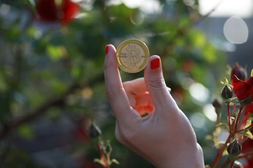 巴菲特间接涉足比特币:Nubank投资背后的金融新风向