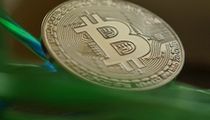 XRP、SOL暴跌14%！加密市场多头遭遇重创，8亿美元遭清算